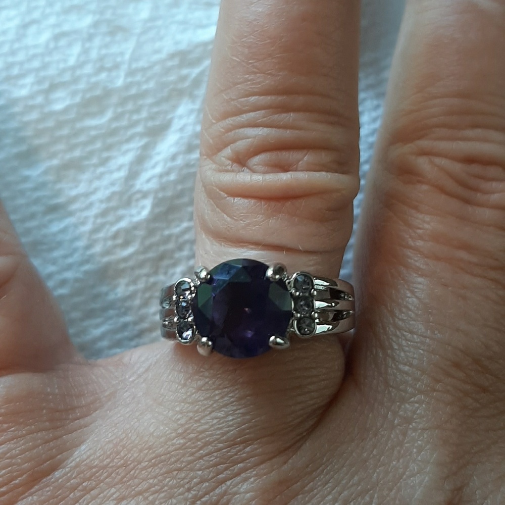 Purple stone ring size 8 with 6 small stones